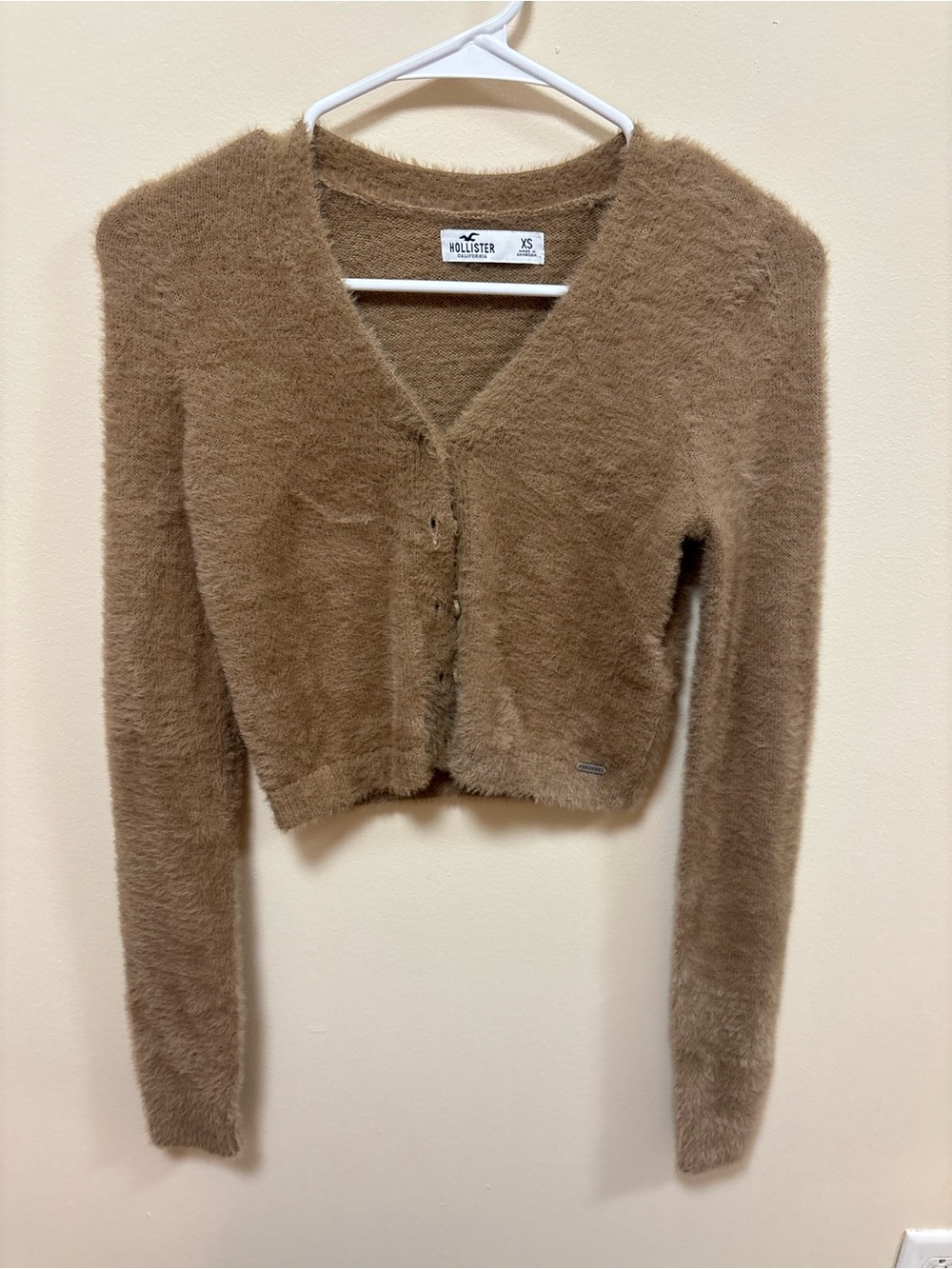 Hollister Fuzzy Cropped V-Neck Cardigan in Camel Brown